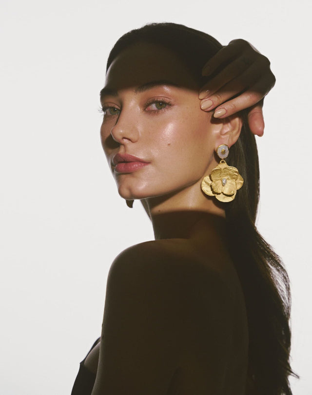 ARETES HORTENSIA 3D CON PERLA Y ESMERALDA EN BRUTO