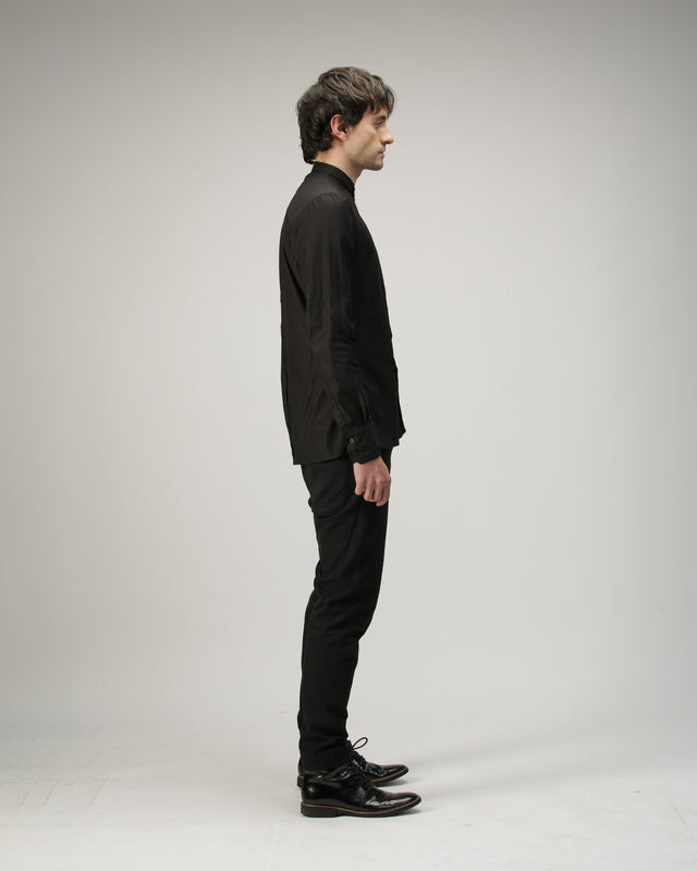 Camisa Slim negra A New Cross, vista lateral del corte entallado