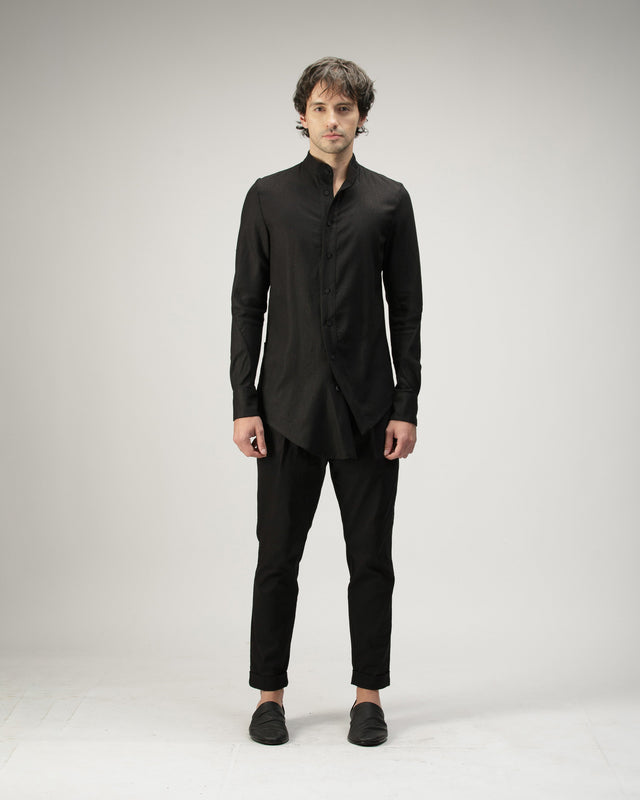 Camisa Tornado negra de A New Cross con cuello nehru, vista frontal