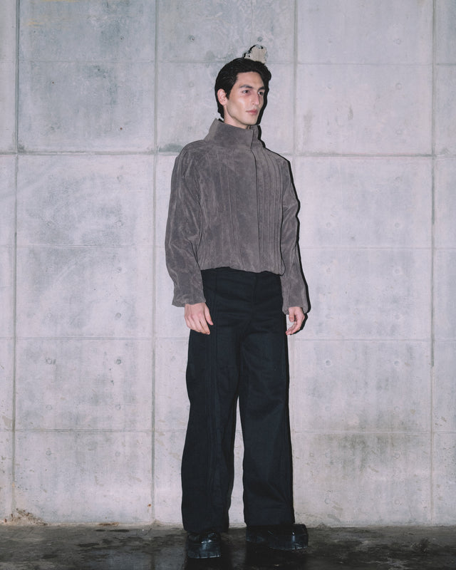 Zaire Jacket de MateriaCruda, cuello alto estructurado y cierre frontal oculto