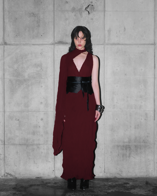 Elara Dress de MateriaCruda, detalle de la caída del vestido