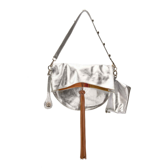 Bolso Lucia de cuero plata con fleco largo hecho a mano por artesanos colombianos, Patricia Mejía