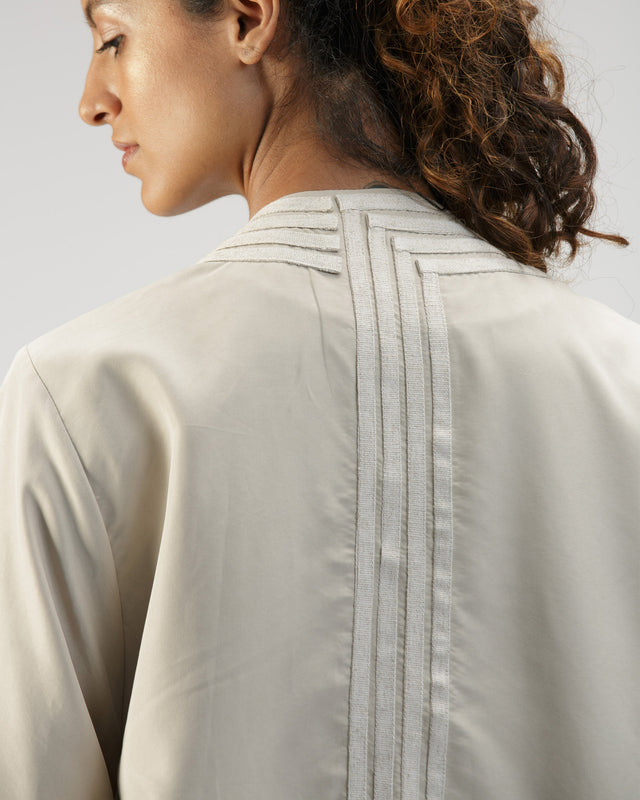 Kimono Quimbaya avena A New Cross, silueta amplia en movimiento