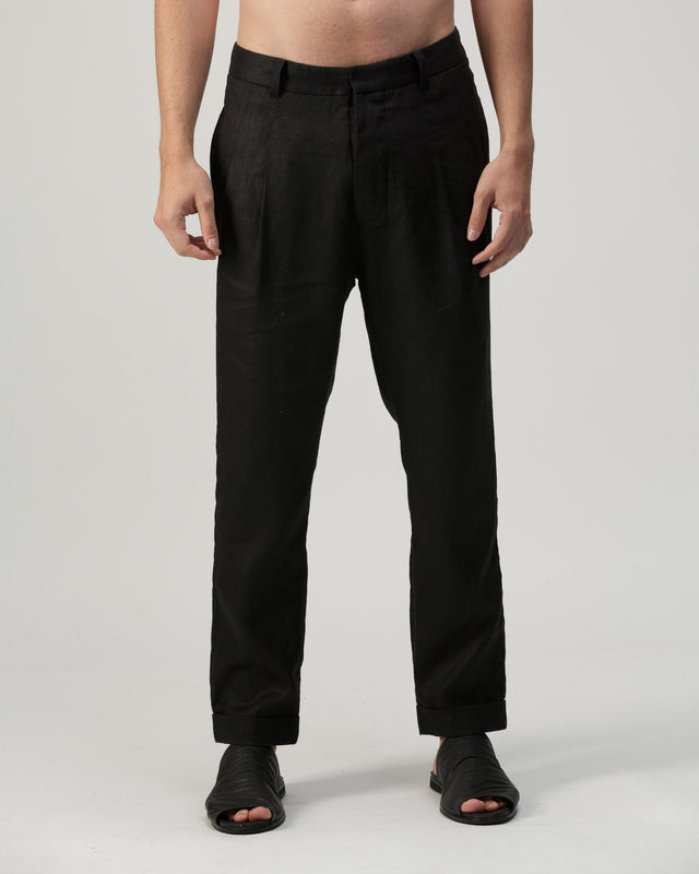 Pantalón de prenses con pretina en lino negro de A New Cross, vista frontal