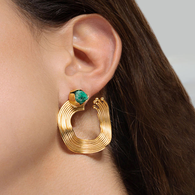 MINI OPEN WAVE EARRINGS WITH EMERALD