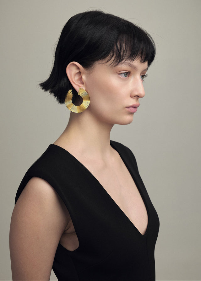 Aretes grandes llamativos dorados con baño en oro, ideales para matrimonios y ocasiones especiales, de Fenomena