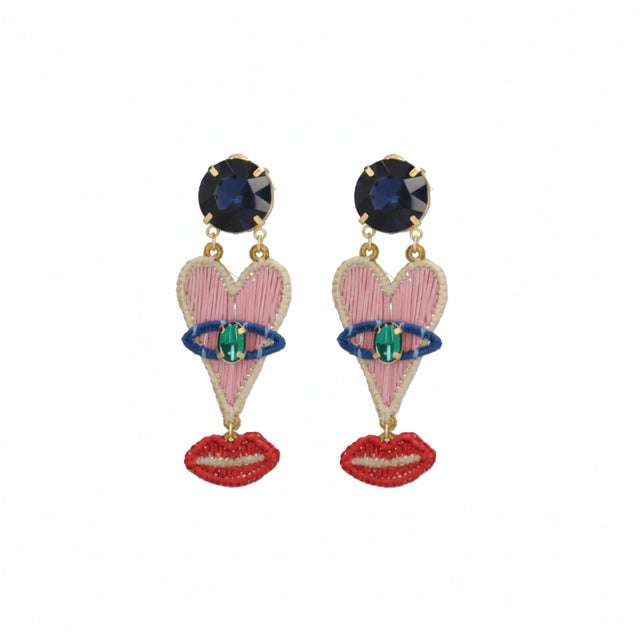 Aretes Amor de Mercedes Salazar tejidos a mano en rafia con detalles en bronce dorado y topo de cristal