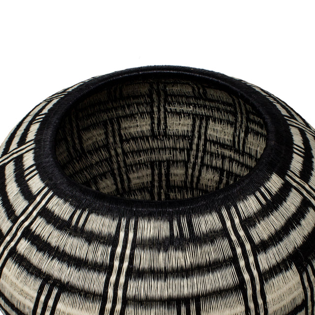 Werregue Black and White Vase