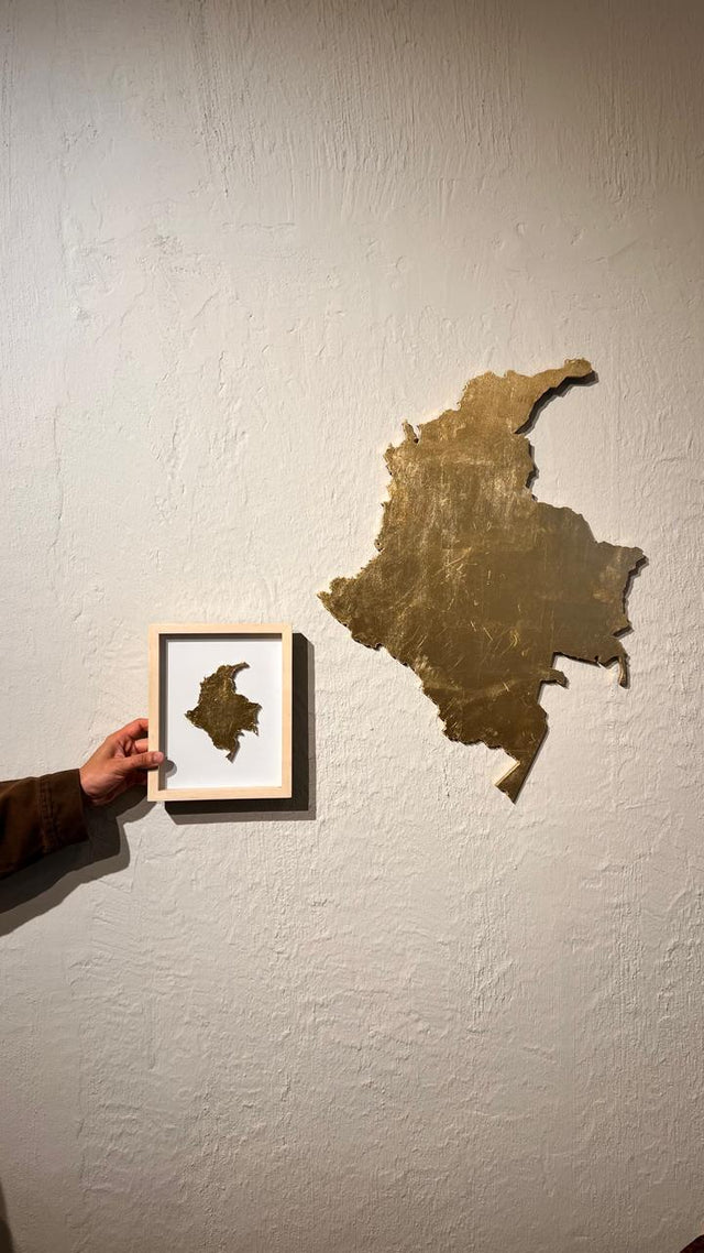 MAPA DE COLOMBIA EN HOJILLA DE ORO ENMARCADO