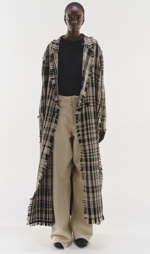 Maxy-Gabardina Achi por Andrea Landa, detalle del cuero de borrego