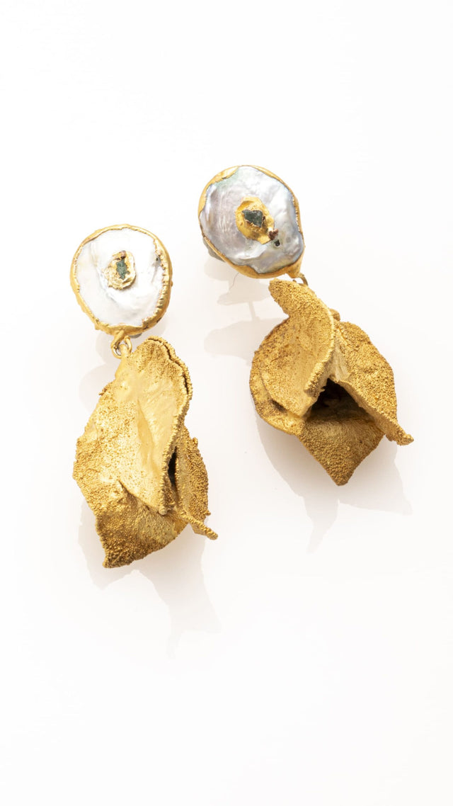 ARETES BUGANVILIA MINI CON PERLA Y ESMERALDA EN BRUTO