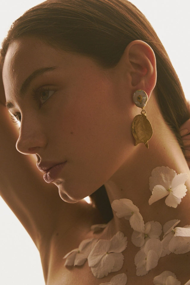 ARETES BUGANVILIA MINI CON PERLA Y ESMERALDA EN BRUTO