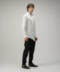 Camisa Tornado marfil A New Cross, vista lateral del patrón en giro