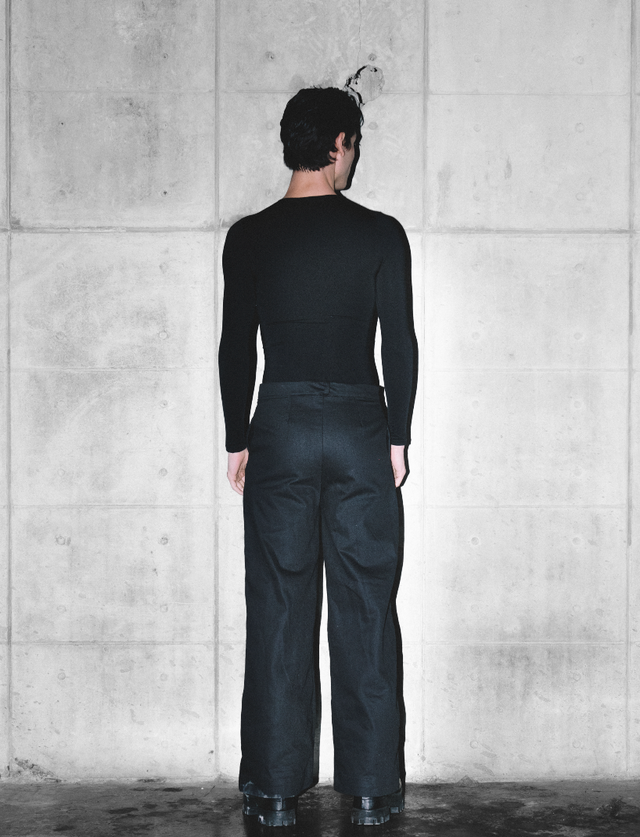 Silo Pants by MateriaCruda, view of the trousers' drape