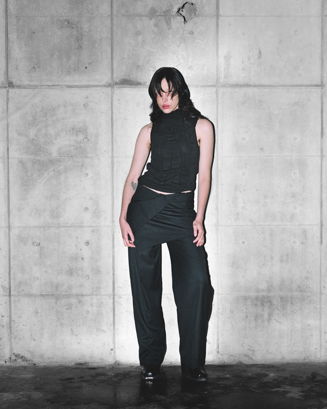 Aster Shirt de MateriaCruda, detalle de los pliegues y alforzas imperfectas