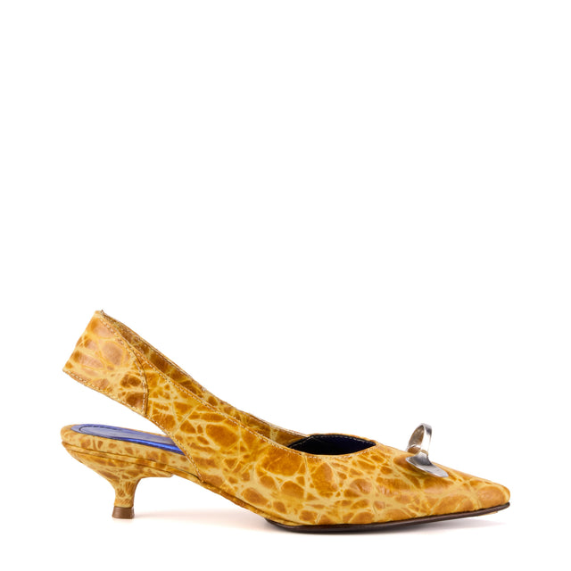 Zapato clásico Candela en cuero mostaza hecho a mano por artesanos colombianos, Patricia Mejía