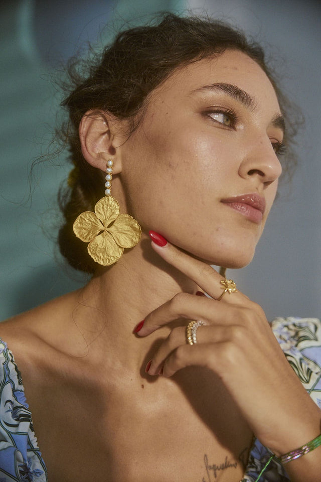 HYDRANGEA STICK AND PEARLS EARRINGS