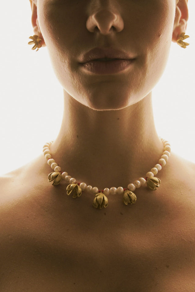 COLLAR CORTO SEMILLAS DE ENEBRO Y PERLAS