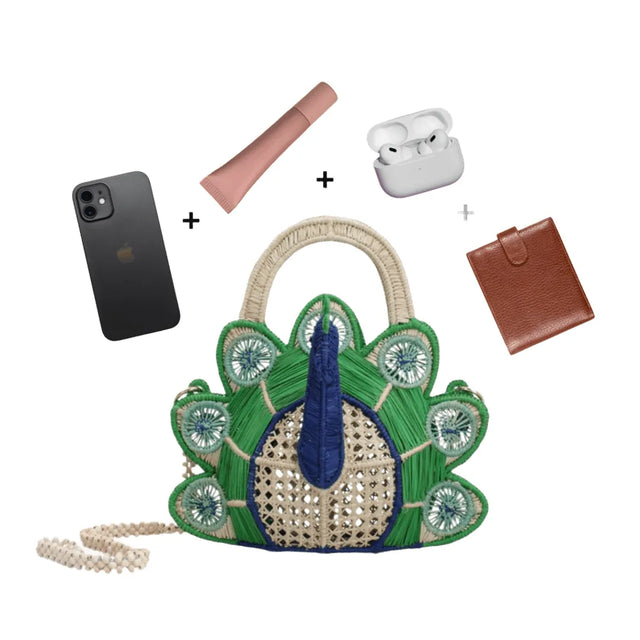Detalle de la Cartera Pavo Real de Mercedes Salazar en rafia
