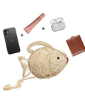 Detalle de la cartera Doris de Mercedes Salazar en rafia
