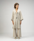 Kimono Quimbaya en lino avena de A New Cross, vista frontal