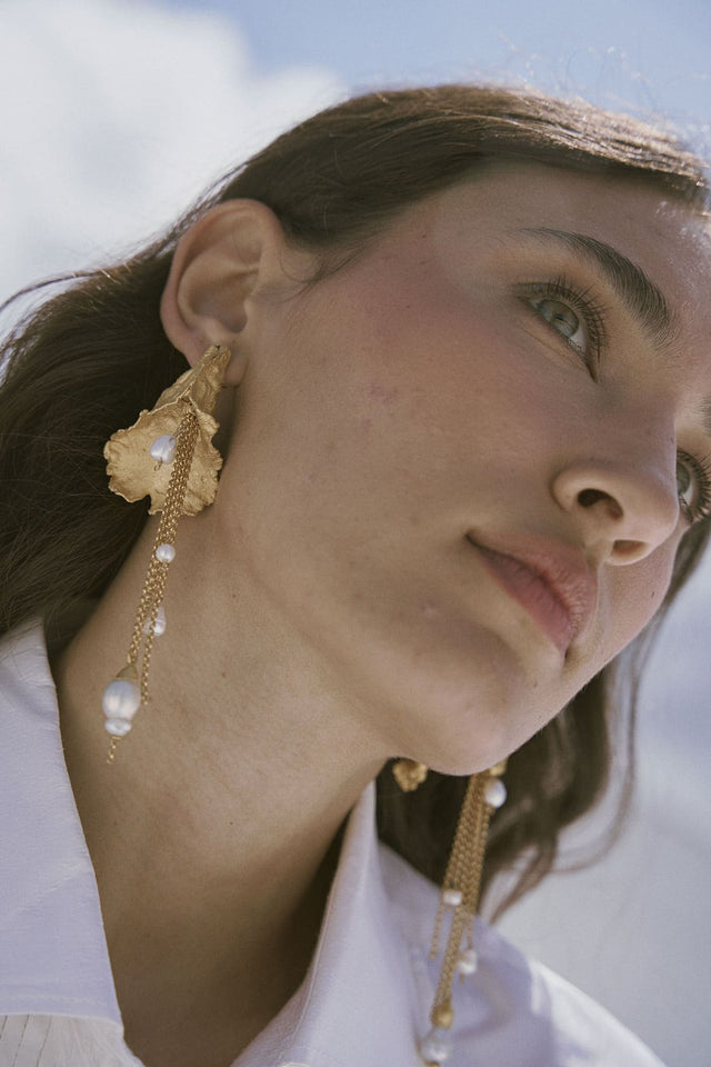 LABELLUM EARRINGS WITH CHAINS AND PEARLS