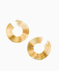 Maxi Aretes Olas Abiertas de Fenomena, aretes grandes en bronce con baño de oro de 24K, vista principal