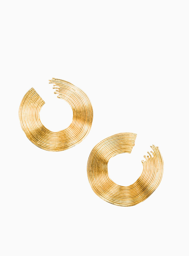 Maxi Aretes Olas Abiertas de Fenomena, aretes grandes en bronce con baño de oro de 24K, vista principal