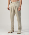 Pantalón de prenses con pretina en lino natural de A New Cross, vista frontal
