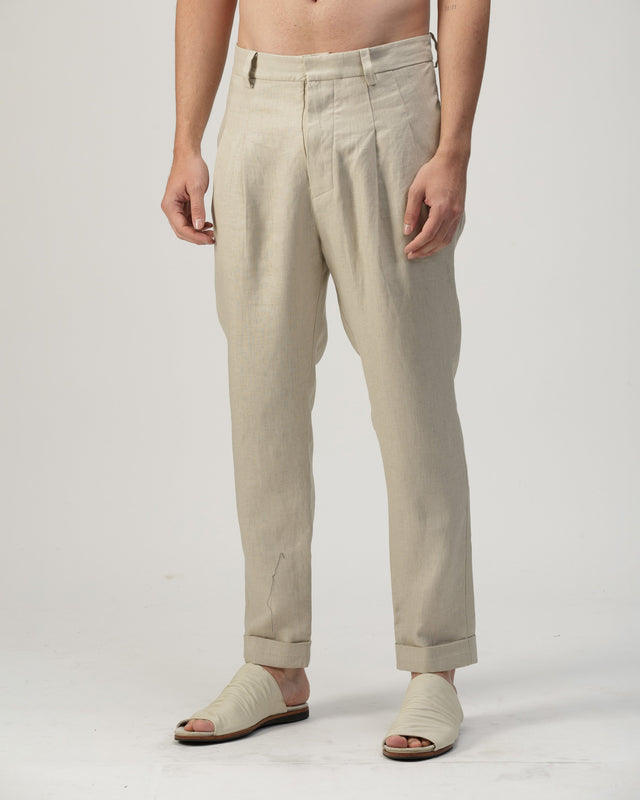 Pantalón de prenses con pretina en lino natural de A New Cross, vista frontal