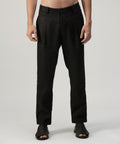 Pantalón de prenses con pretina en lino negro de A New Cross, vista frontal