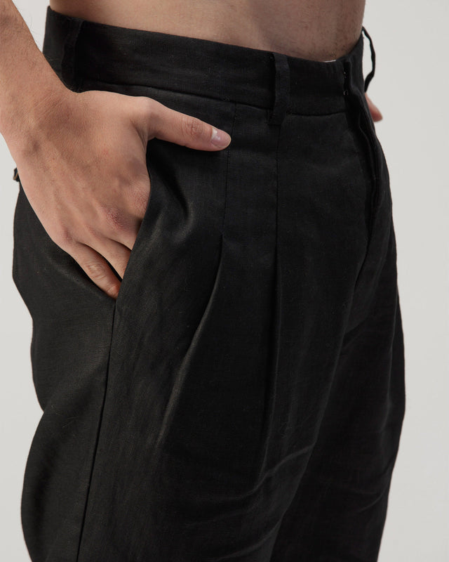 Pantalón de lino negro A New Cross, look completo