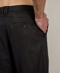 Detalle de trabillas y cierre frontal oculto del pantalón clásico A New Cross