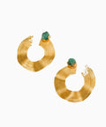 Maxi Aretes Olas Abiertas con Esmeralda de Fenomena, aretes grandes en bronce y oro 24K con esmeralda colombiana en bruto, vista principal