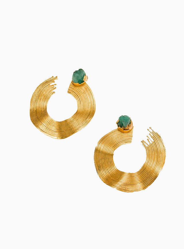 Maxi Aretes Olas Abiertas con Esmeralda de Fenomena, aretes grandes en bronce y oro 24K con esmeralda colombiana en bruto, vista principal