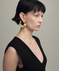 Aretes grandes llamativos dorados con baño en oro, ideales para matrimonios y ocasiones especiales, de Fenomena