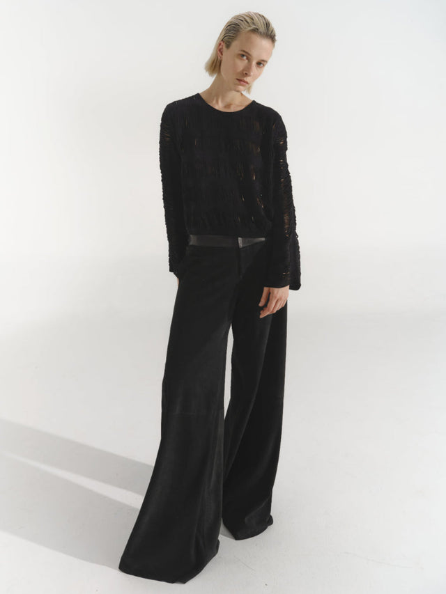 Pantalón Bongani por Andrea Landa, pantalón ancho en ante negro con pretina en cuero, vista principal