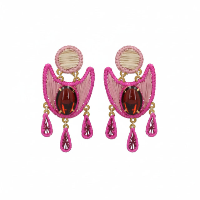 Aretes Rosal de Mercedes Salazar tejidos a mano en rafia con cristales y detalles en bronce dorado