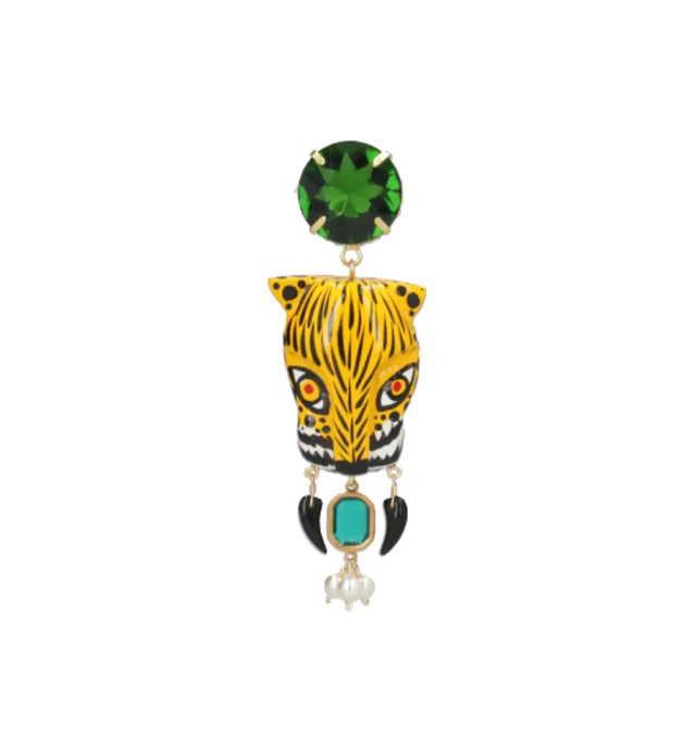 Detalle de los aretes Guardián de Mercedes Salazar con tigre pintado a mano, cristales y perlas