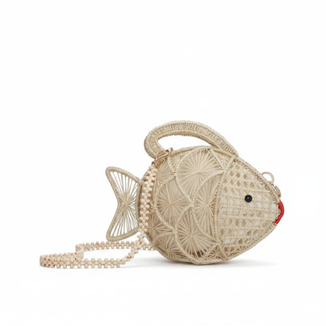 Cartera Doris de Mercedes Salazar tejida a mano en rafia con strap de pepas de madera