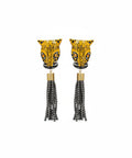Aretes Jaguar Noche de Mercedes Salazar con tigres tallados y pintados a mano, perlas y bronce dorado