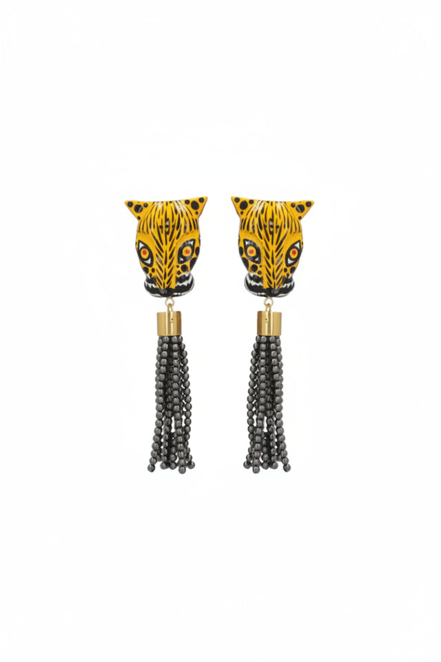 Aretes Jaguar Noche de Mercedes Salazar con tigres tallados y pintados a mano, perlas y bronce dorado