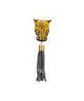 Detalle de los aretes Jaguar Noche de Mercedes Salazar con tigre pintado a mano y perlas